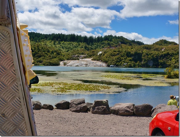1319 nach einer Nacht auf dem Super Campingplatz DeBretts LakeTaupo, mit heisser Badequelle besuchen wir noch die Geisire von Orakei Korako