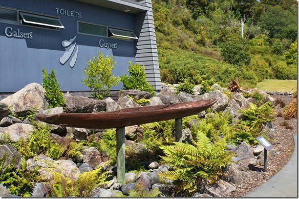 1320 mit diesem ausgehöhlten Stämmchen wurden früher die ersten Touristen zu den heissen Quellen gebracht 