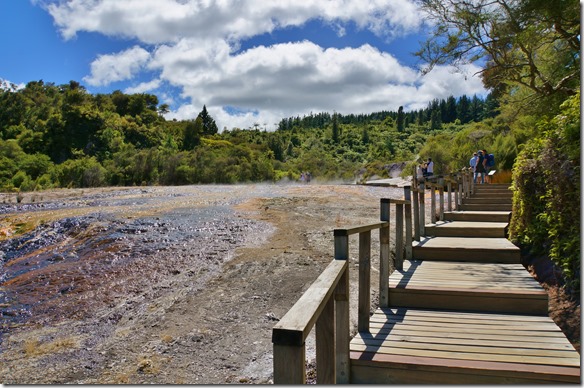 1323 ein schöner Broadwalk führt einem sicher durch die Geysirelandschaft