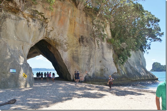 2030 auf einer Seite liegt die Cathedral Cove, ein vom Meer ausgewaschener Steinbogen