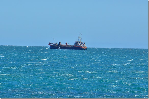 2071 dieser Fischkutter pumpt den Meeresgrund ab und sammelt so Essbares aus dem Meer