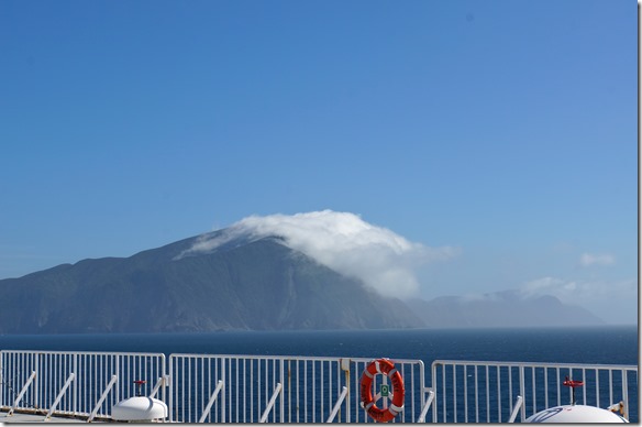 2191 der Berg hat eine Wolkenwalze wie wir sie aus der Schweiz kennen am Gotthard bei Föhn