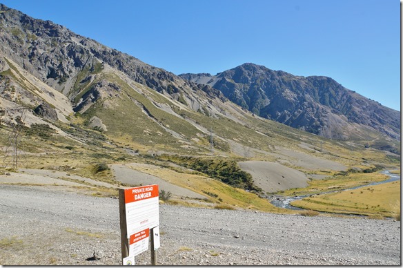 2226 die Strasse war holperig, aber nichts im Vergleich was wir von Afrika und der Seidenstrasse her kennen