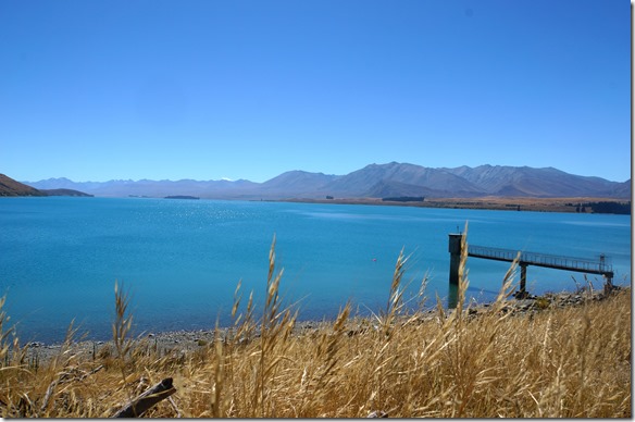 2339 vermutlich die Trinkwasserfassung für Tekapo = der See ist sehr kalt und absolut sauber, es gibt ganz selten Schffsverkehr auf diesem See
