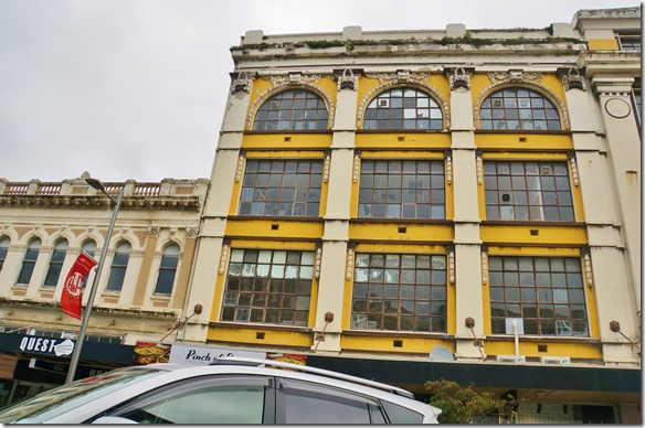 2392 eines der wenigen verzierten Gebäude von Invercargill