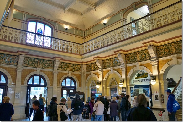 2413 die Schalterhalle