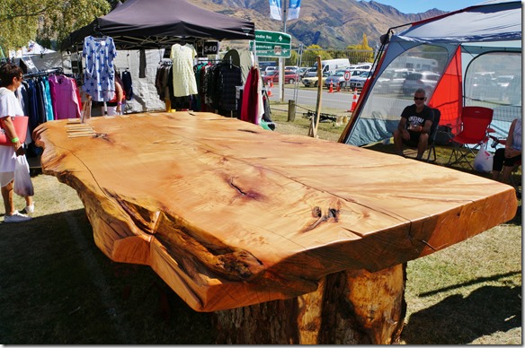 2444dieser Tisch hat ein Blatt aus einem Stück eines Riesenbaumes geschnitten = Gewicht eine Tonnen, also zu viel als Reisegepäck im Flugzeug