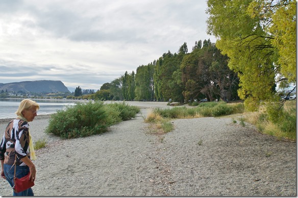 2452 der Strand des Lakes ist sehr steinig was aber nicht der Grund ist warum wir nicht ins Wasser gehen, sondern eher die Temperatur