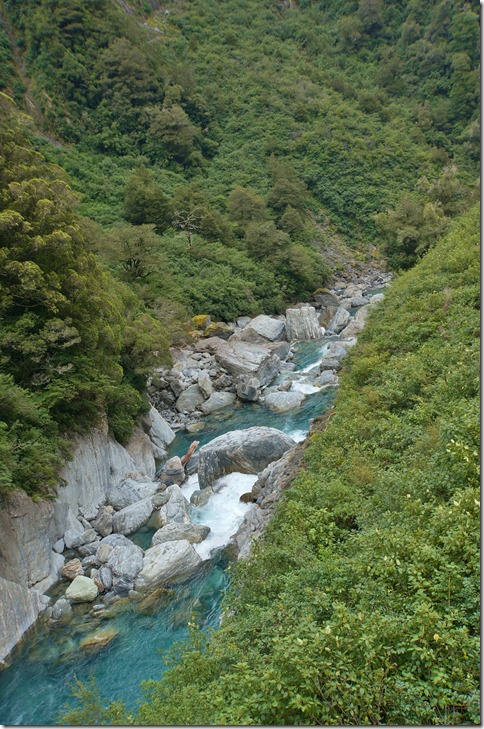 2457 unter der hohen Brücke fliesst wie überall sehr sauberes Wasser