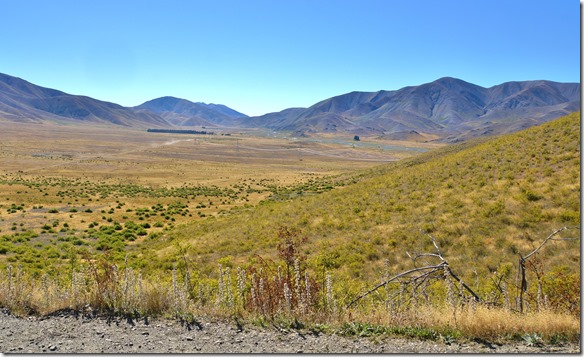 2512 grosse Flächen Farmland, welches von Bergen begrenzt wird