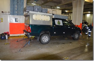 a1014 nach einem etwas difficilen einparkieren unter Anleitung des Schiffspersonals wurde der Frosch festbebunden 