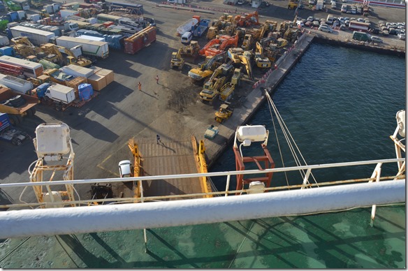 a1169 jetzt werden auch die im Schiffsrumpf gestauten Altautos f&uuml;r Afrika ausgeladen