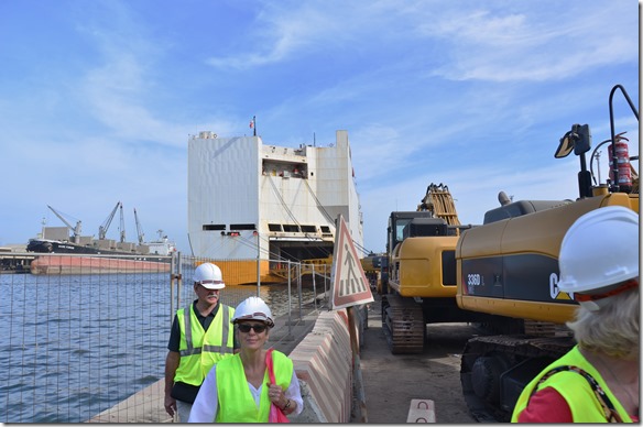 a1174 im Hintergrund unser Schiff die Grande America Hier sind wir auf dem Weg zu einem Landurlaub in die Stadt Dakkar