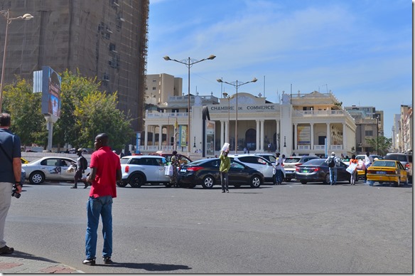 a1216 wieder zur&uuml;ck auf dem Platz der Unabh&auml;ngigkeit liegt auf einer Seite noch das Haus des Handelsministeriums 