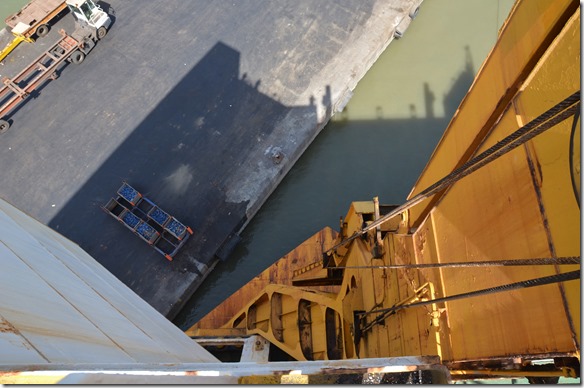 a1267 a3 diese gelbe Stahlger&uuml;st wird nun ausgefahren und dient dann als br&uuml;cke zur Einfahrt aufs Schiff