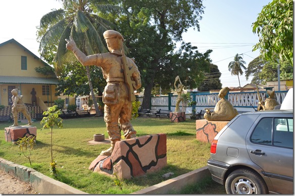 a1274 Statuen vor dem Museum