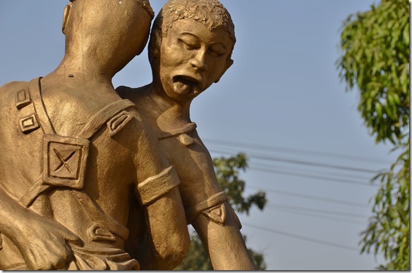 a1275 eine Statue des Nationalsports Ringen = ich glaube aber dem hier hat die letzte Stunde geschlagen auf jedenfall h&auml;ngt schon die Zuge raus