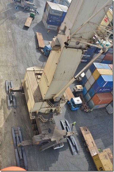 a1376 sofort nach den anlegen kam dieser Riesenkran angefahren um von unserem Schiff die Container zu l&ouml;schen