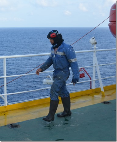 a1390 dies ist kein Marsmensch oder Tuaregg sondern ein Filippino der mit der Reinigung des Schiffes besch&auml;fftigt ist 