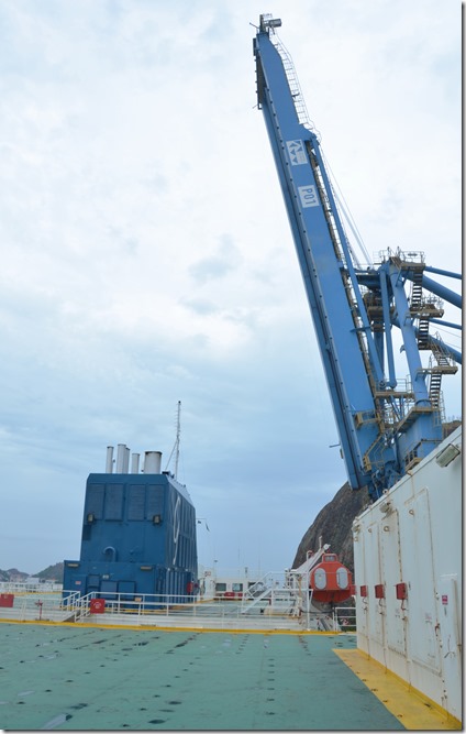 a1600 jetzt weren die Hafenkr&auml;ne in Position gebracht