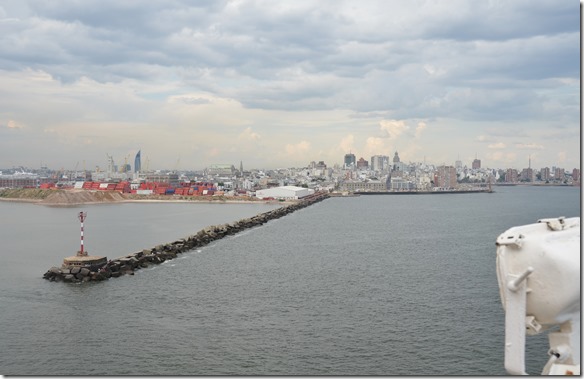 a1740 Einfahrt in den Hafen von Montevideo