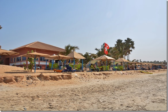 a1300 nach dem Essen sind wir noch an den naheliegenden Strand gefahren und was sehen wir ein Schweizer mit Restaurant