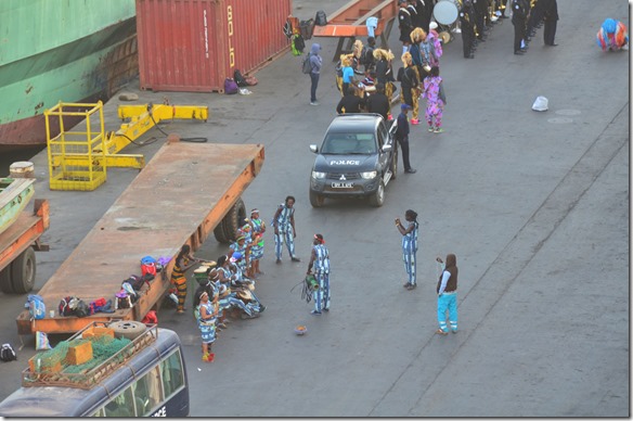 a1330 die Polizeiband von Banjul kam um ein Empfangsst&auml;ndchen zu bringen, ebenso wurden von verkleidedeten Eiheimischen T&auml;nze aufgef&uuml;hrt 