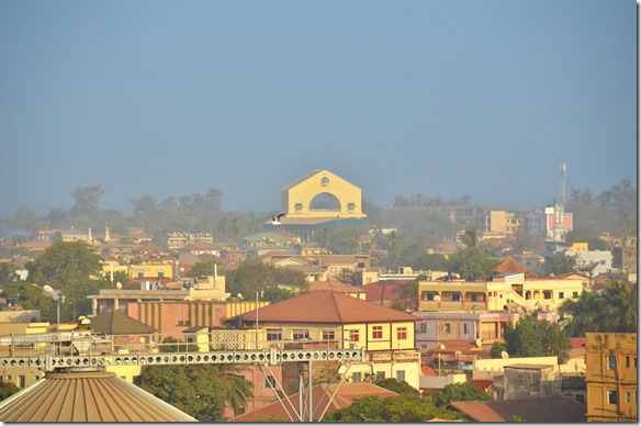 a1352 noch ein letzter Blick zur&uuml;ck nach Banjul's Nationalmonument bevor es f&uuml;r uns weiter nach Freetown geht