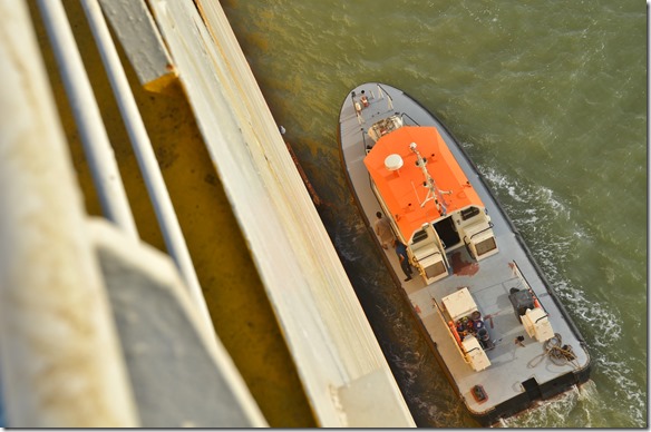 a1353 der Lotse wird in den n&auml;chsten Minuten vom Schiff gehen und wir sind dann wieder unter der Leitung unseres eigenen Kapit&auml;ns