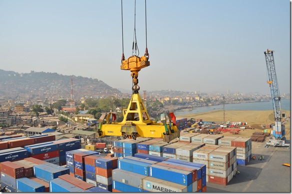 a1378 es scheint dass dieser Hafen besser organisiert ist als die letzten beiden in Dakkar und Banjul