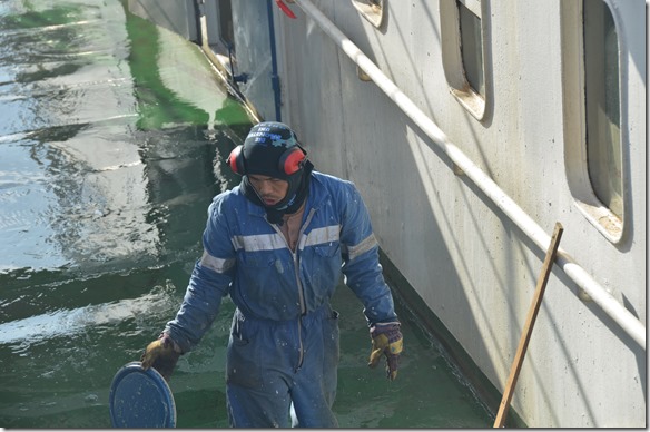 a1393 es mussten erst die Wasserabl&auml;ufe auf den Decks gereinigt werden, damit man wieder einigermassen trocknen Fusse spazieren konnte