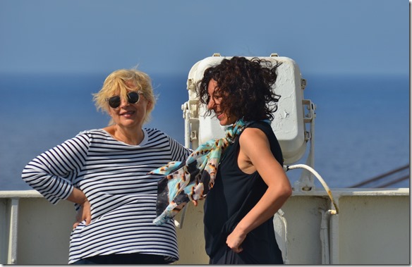 a1433 auch die beiden projektverantwortlichen Frauen stehen im starken Wind ausgesetzt und freuen sich, dass sie trotz allen zus&auml;tzlichen Stopps zur richtigen Zeit in Rio ankommen werden