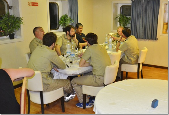 a1490 auch die Offiziere die gerade nicht Wache haben sind an dem speziellen Dinner zugegen