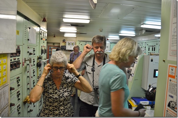 a1509 Ohren zustopfen denn der L&auml;rm ist fast uns&auml;glich 