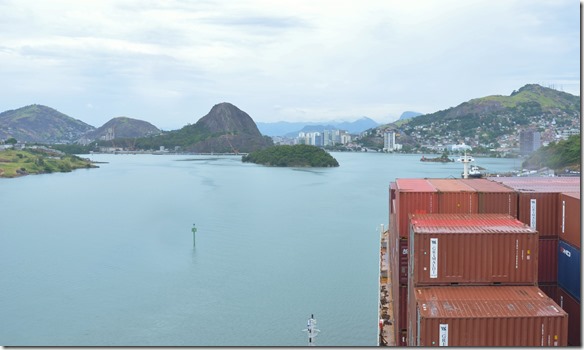 a1589 jetzt links an der kleinen Insel und anschliessend rechts am steilen H&uuml;gel vorbei Flussaufw&auml;rts (der Kapit&auml;n Schettino der Costa Constantia l&auml;sst Gr&uuml;ssen)