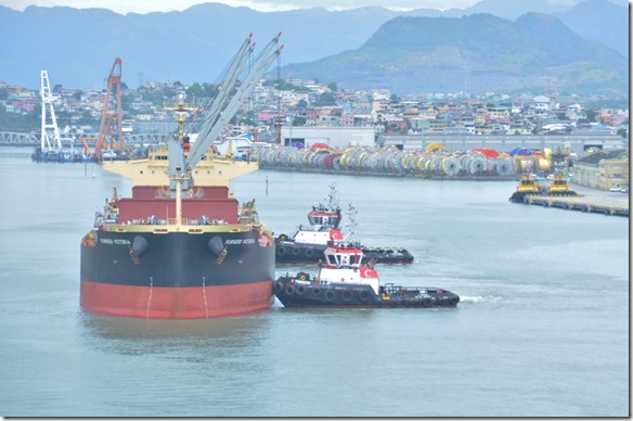 a1603 ein anderer Frachter wird ebenfalls in die entsprechende L&uuml;cke geschoben