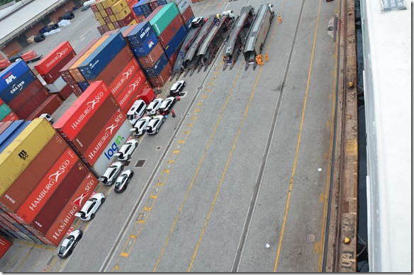 a1623 &uuml;ber die Rampe werden ca. 200 neue Autos (Porsches, Volvos, und andere Marken) ausgeladen und bereitgestellt f&uuml;r die Verladung auf Tieflader-LKW's