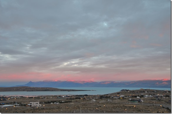 a2051 wir werden von einem Safaribus abgeholt und zu den Tores del Paine (die blauen Türme) in Chile gefahren