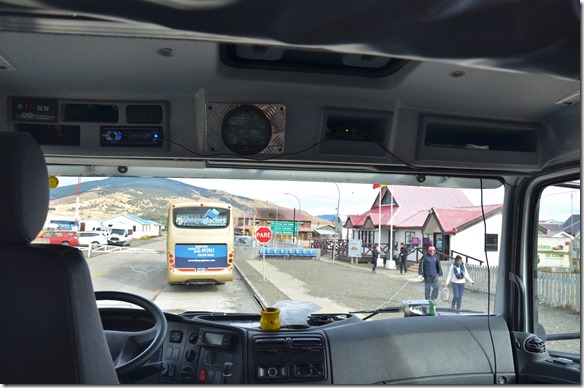 a2055 duechsicht durch die Fahrekabine auf den Grenzposten Chile