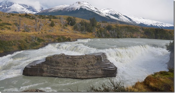 a2076 wie der Rheinfall mit einer Insel in der Flussmitte