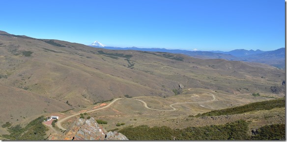a2265 die Strasse führt uns durch sehr bergiges Land mit vielen Auf- und Abfahrten