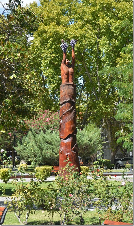 a2291 San Rafael und die ganze weite Region ist ein Weingebiet, darum steht auch Baccus als Symbol auf dieser Säule