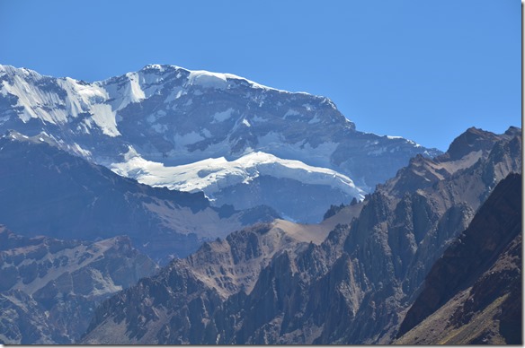 a2332 der Gletscherabbruch hat eine Höhe von 300 Metern und es brechen dauern Stücke mit viel Getöse ab und fallen in die Tiefe