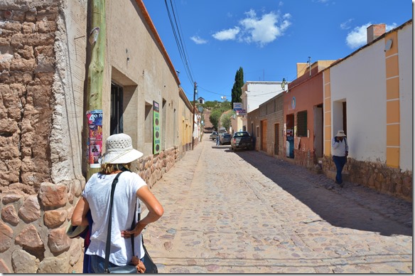 a2470 geparkt wird auf der Seite so dass noch ein anders Auto knapp durchkommt