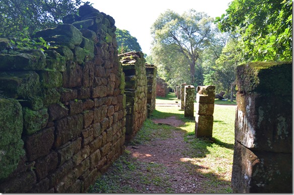 a2487 die Häuserzeilen in welchen die Jesuiten und die Eingeborenen gelebt haben