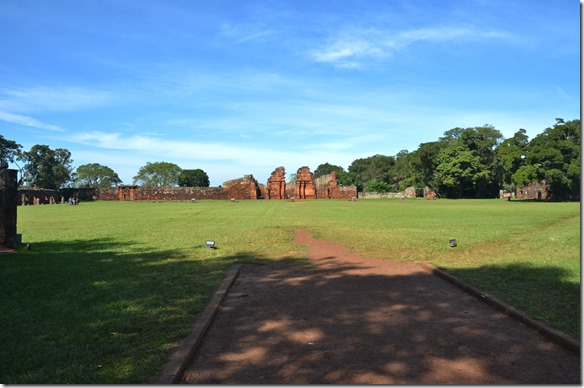a2489 der riesige Dorfplatz mit der Kirche im Hintergrund