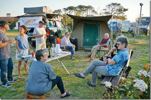b1006 alle ander Camper kamen zum Aperoplausch mit Wienerli und gutem Brot von Heinz
