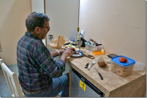 b2160 ein kurzes Abendessen im Hotel in Rondopolis, da das nächste Restaurant weit weg war und es hat geregnet