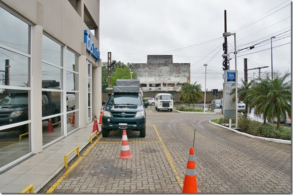 b2164 der Frosch vor dem Ibis in Porto Alegre