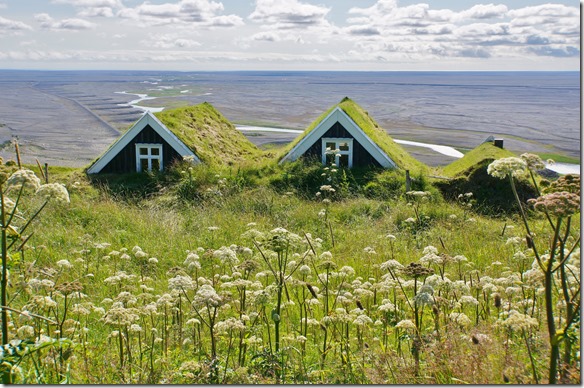 1916 ein ehemaliger Bauernbetrieb von hinten mit den begrasten Dächern
